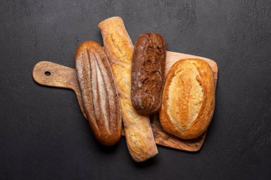 Kesme tahtasında taze ekmek. Düz uzan