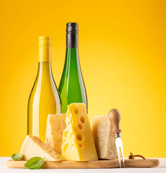 Güvertede Çeşit Çeşit Peynir Beyaz Şarap Kopyalama Alanı Olan Sarı — Stok fotoğraf