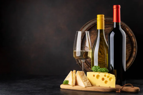 Various Cheese Board Red White Wine Copy Space — Stockfoto