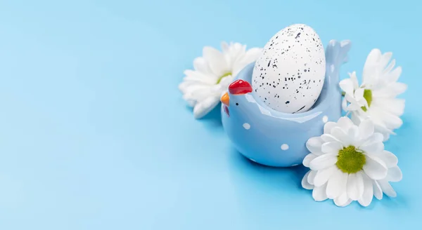 Easter Egg Flowers Blue Background Copy Space — Stock Photo, Image