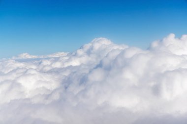 Bulutlu güneşli gökyüzü ve kopyalama alanı