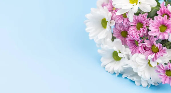Colorful Daisy Flowers Bouquet Blue Background Copy Space — Stock Photo, Image