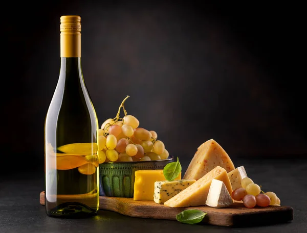 Güvertede Çeşit Çeşit Peynir Beyaz Şarap Kopyalama Alanı Olan Koyu — Stok fotoğraf