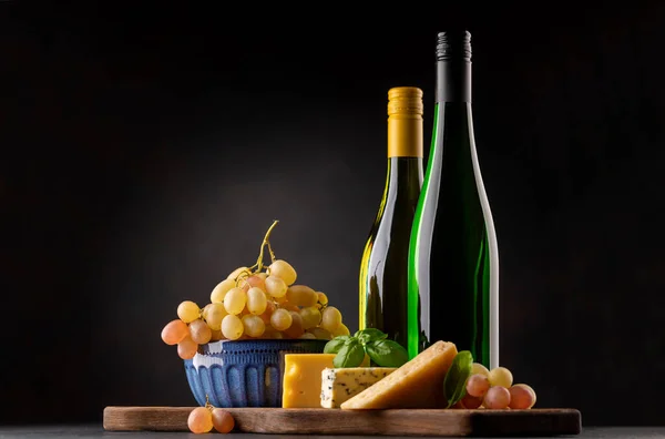 Diverse Kaas Aan Boord Witte Wijn Donkere Achtergrond Met Kopieerruimte — Stockfoto