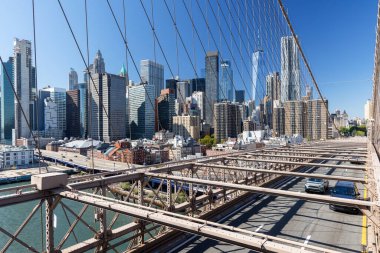 New York City silueti. Brooklyn Köprüsü 'nden Manhattan Gökdelenleri