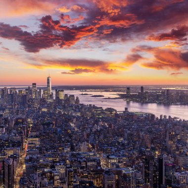 New York City silueti. Manhattan günbatımı gökdelenleri manzarası