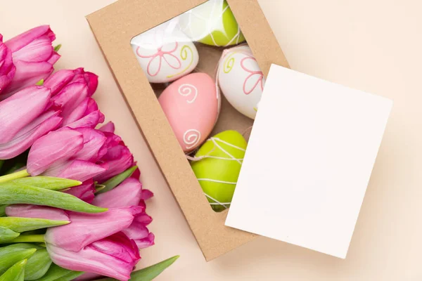 Букет Квітів Рожевих Тюльпанів Подарункова Коробка Великодніми Яйцями Плоский Шар — стокове фото