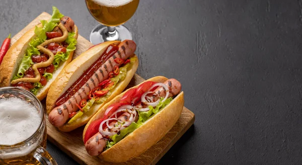 Various Hot Dog Beer Homemade Hotdogs Cutting Board Copy Space — Stock fotografie