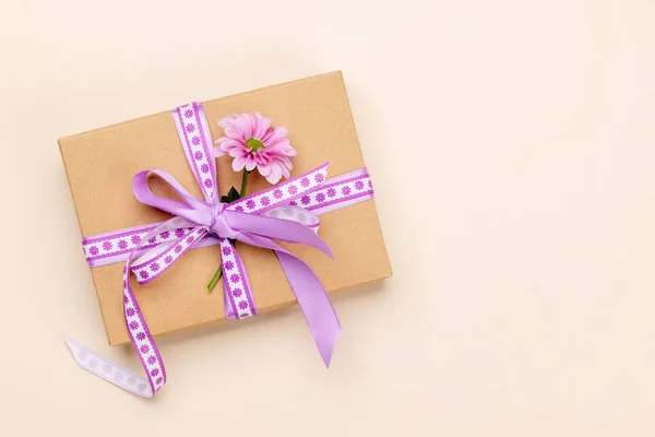 紫色のリボンと花と手作りのギフトボックス コピースペース付きフラットレイアウト — ストック写真