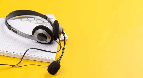 Sarı Arkaplan Üzerinde Bir Bilgisayar Klavyesinde Kulaklık Metin Için Boş — Stok fotoğraf