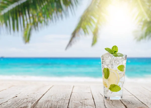 Mojito Cocktail Auf Holztisch Vor Sonnigem Meer Und Palmenblättern — Stockfoto