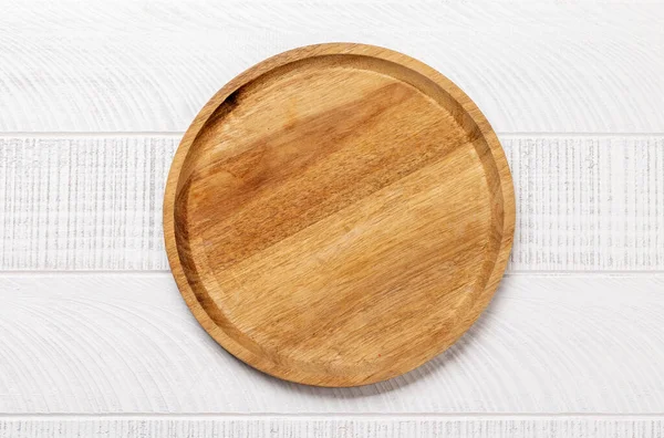 白いキッチンテーブルの上に木製のまな板 コピースペース付きフラットレイアウト — ストック写真