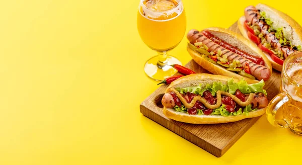 Various Hot Dog Beer Homemade Hotdogs Cutting Board Copy Space — Stok fotoğraf