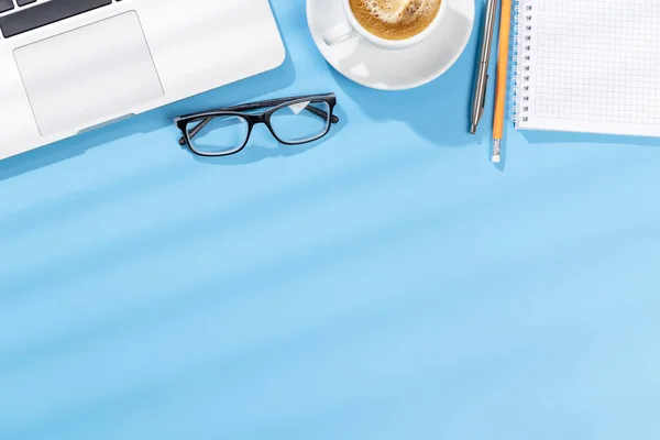 Business Schreibtisch Mit Laptop Bürobedarf Und Kaffee Von Oben Flacher — Stockfoto