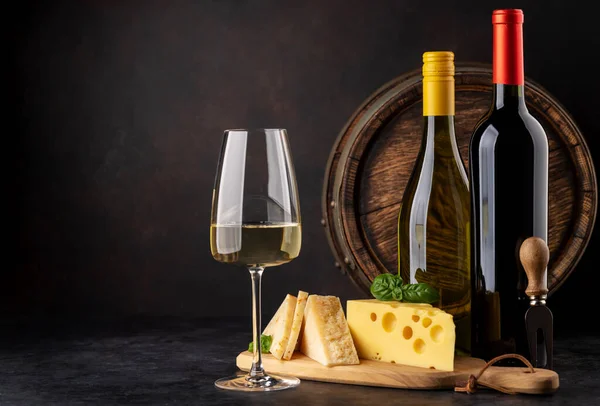 Güvertede Çeşitli Peynirler Kırmızı Beyaz Şarap Kopyalama Alanı Ile — Stok fotoğraf