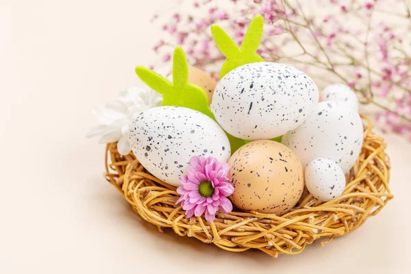 复活节彩蛋和花朵 背景是米色的 有空间迎接你的问候 — 图库照片