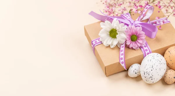Gift Box Easter Eggs Flowers Beige Background Space Your Greetings — Stock Photo, Image