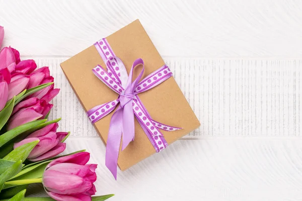 Рожеві Квіти Тюльпанів Букет Подарункова Коробка Білому Дерев Яному Столі — стокове фото