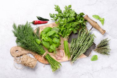 Masada çeşitli bahçe otları var. Fesleğen, dereotu, maydanoz, biberiye. Düz yatıyordu