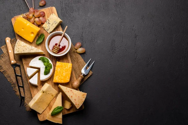 Various Cheese Wooden Board Flat Lay Copy Space — 图库照片