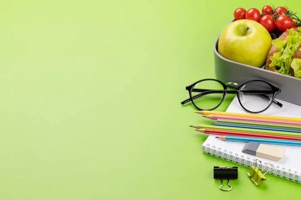 Školní Potřeby Papírnictví Občerstvení Zeleném Pozadí Vzdělání Výživa Prázdným Místem — Stock fotografie