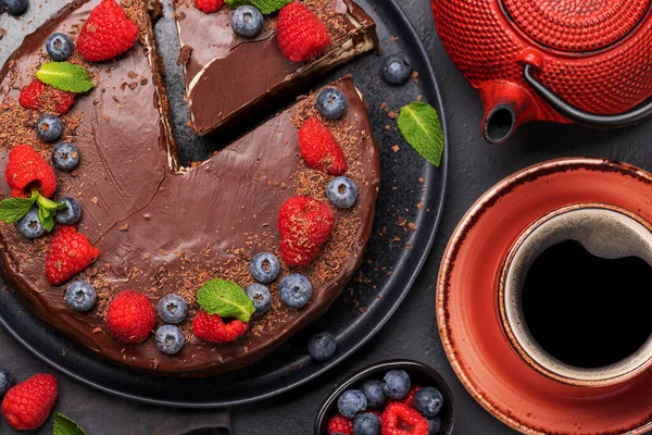Chocoladetaart Dessert Met Verse Bessen Vlakke Plaat — Stockfoto
