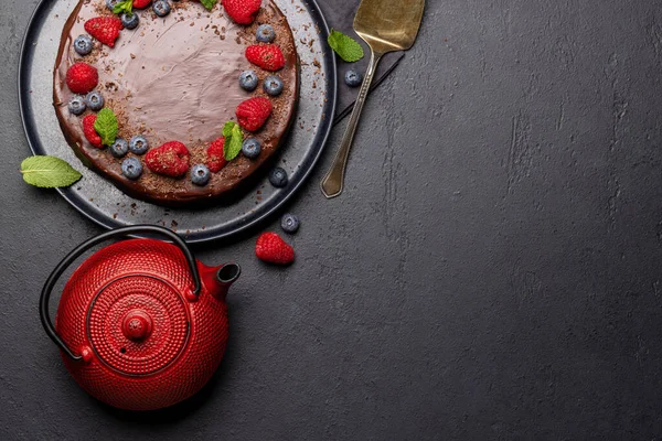 新鮮なベリーとチョコレートケーキデザート コピースペース付きフラットレイアウト — ストック写真