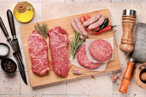 Várias Carnes Cruas Bifes Salsichas Hambúrgueres Especiarias Depósito Plano — Fotografia de Stock