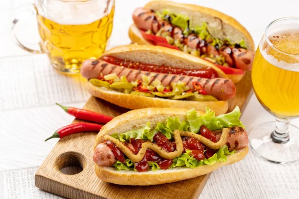 Különféle Hot Dog Sör Házi Készítésű Hotdog Vágódeszkán — Stock Fotó