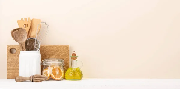 Küchenutensilien Auf Holztisch Frontansicht Mit Kopierraum — Stockfoto