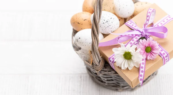 Caixa Presente Cesta Ovos Páscoa Fundo Madeira Com Espaço Para — Fotografia de Stock