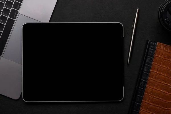 Kantoortafel Met Tablet Laptop Kopje Koffie Benodigdheden Bovenaanzicht Met Kopieerruimte — Stockfoto