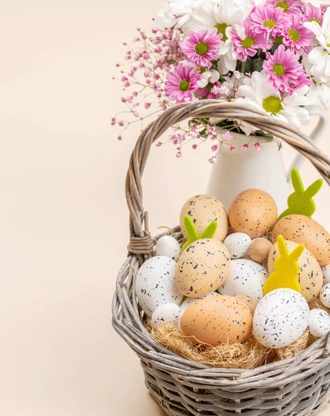 复活节彩蛋篮和兔子装饰在米色的背景上 为您的问候留出空间 — 图库照片