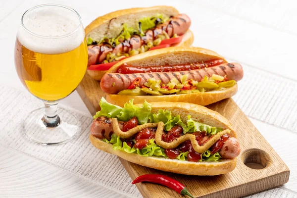 Różne Hot Dogi Piwo Domowe Hot Dogi Desce Krojenia — Zdjęcie stockowe