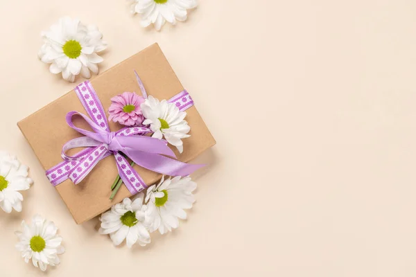 Handmade Gift Box Purple Ribbon Flowers Flat Lay Copy Space — Stock Photo, Image