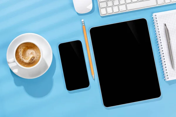 Ofis Masasında Boş Ekranlı Tablet Akıllı Telefon Güneşli Işıklandırmalı Düz — Stok fotoğraf