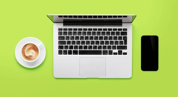 Laptop Koffie Smartphone Met Blanco Scherm Groene Achtergrond Vlakke Lay — Stockfoto