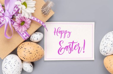 Hediye kutusu, Paskalya yumurtası, çiçekler ve tebrik kartı. Düz yatıyordu