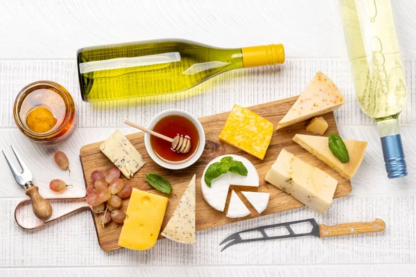 Various Cheese Board White Wine Flat Lay — Foto Stock