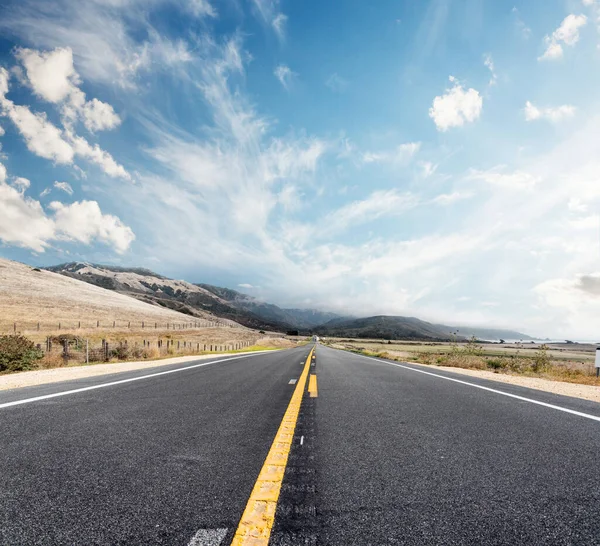 アスファルト道路と日当たりの良い空と国の風景 カリフォルニア州道1号線 — ストック写真