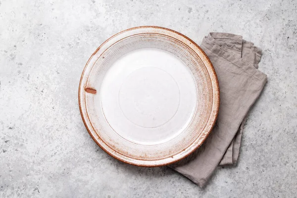 厨房桌子上的空盘子和毛巾 有复制空间 — 图库照片