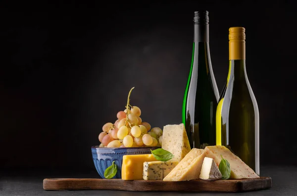Diverse Kaas Aan Boord Witte Wijn Donkere Achtergrond Met Kopieerruimte — Stockfoto