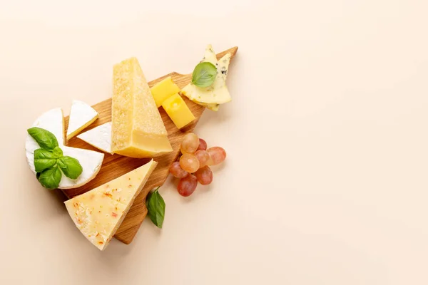 ボード上の様々なチーズ コピースペース付きフラットレイアウト — ストック写真