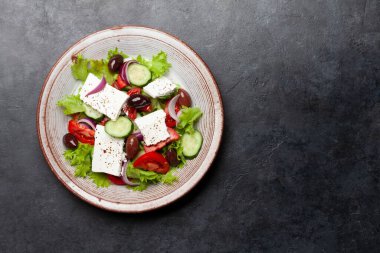 Taze sebzeli ve peynirli Yunan salatası. Kopyalama alanı olan düz
