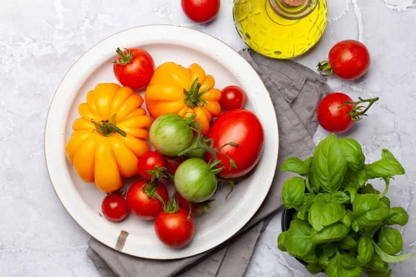 Varios Tomates Coloridos Del Jardín Verduras Frescas Especias Vista Superior — Foto de Stock