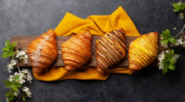 Varios Croissants Tablero Madera Desayuno Francés Vista Superior Plano Laico — Foto de Stock