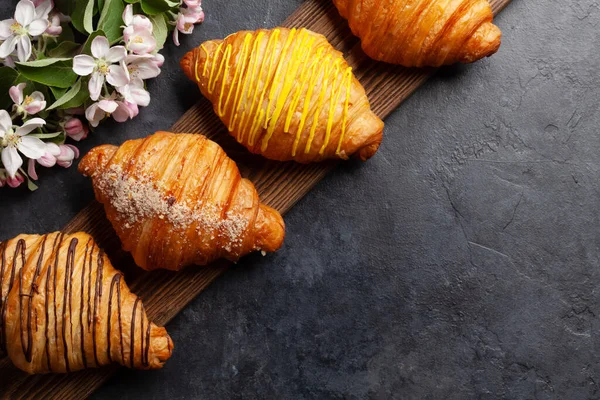 Különböző Croissant Fából Készült Deszkán Francia Reggeli Top View Lakás — Stock Fotó