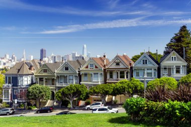 Boyalı Bayanlar ve San Francisco şehir merkezi, Kaliforniya, ABD