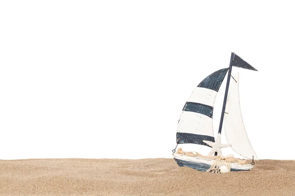 砂のビーチでの装飾木製のボート 白地に隔離された — ストック写真