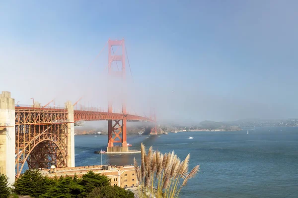 カリフォルニア州サンフランシスコの雲に覆われたゴールデンゲートブリッジ — ストック写真